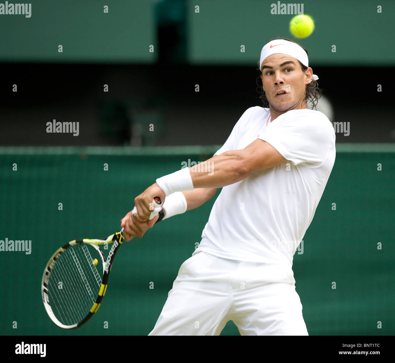 Rafael Nadal (ESP) en action au cours de la Tennis de Wimbledon 2010 Banque D'Images