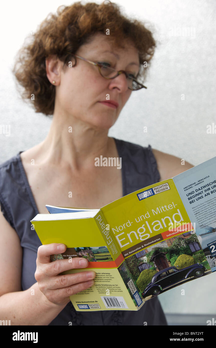 Femme allemande la lecture d'un guide de l'Angleterre Banque D'Images