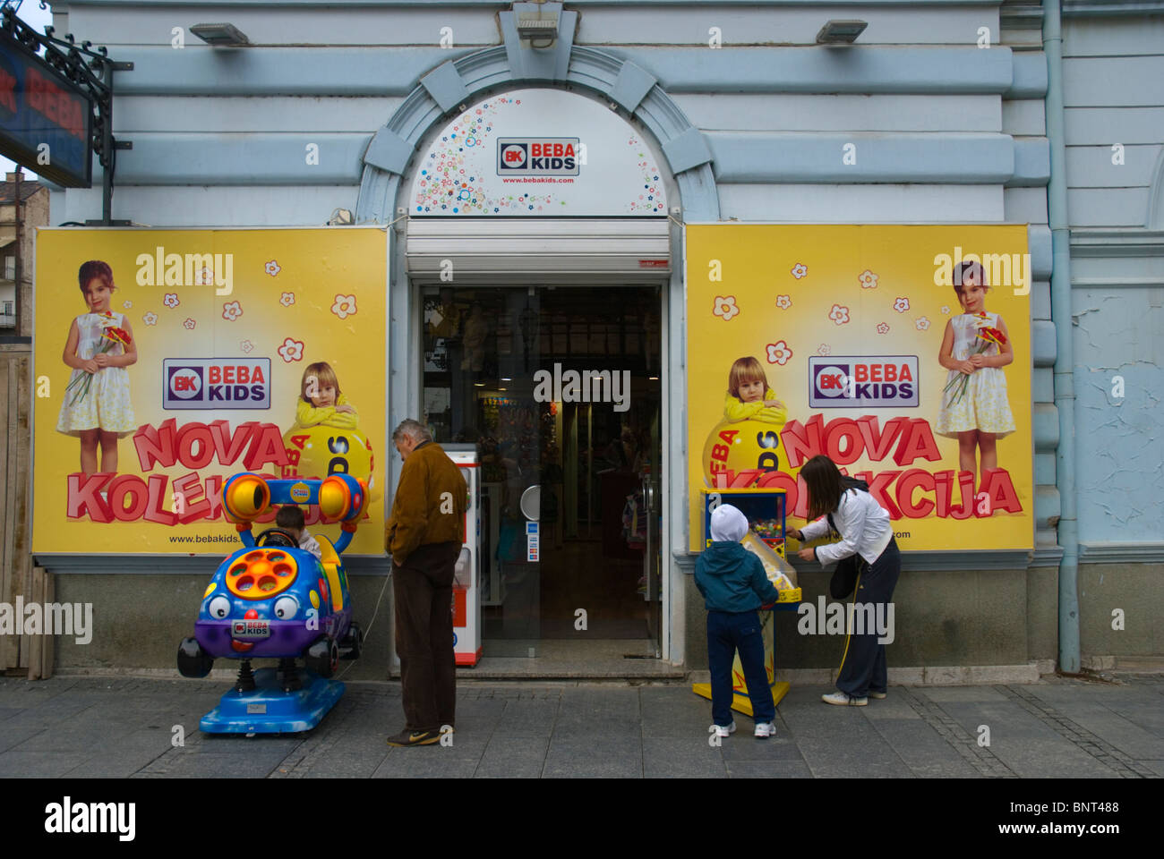 La Boutique des enfants à l'extérieur de la rue piétonne Knez Mihailova Belgrade Serbie Europe centrale Banque D'Images