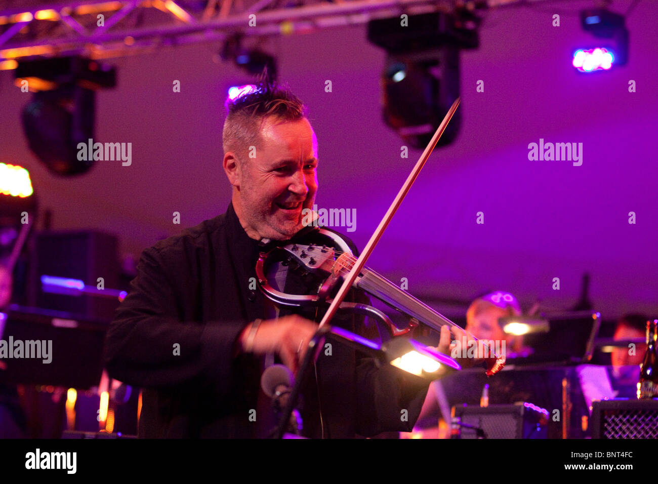Nigel Kennedy qui se produiront au festival Latitude,Henham Park, Suffolk, Angleterre. Banque D'Images