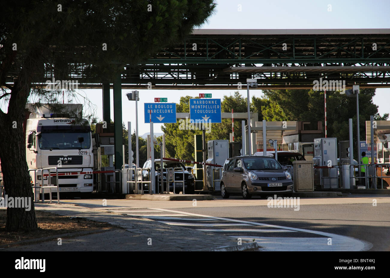 Traffic sortant d'une station de payer sur l'Autoroute A9 à Perpignan sud de la France Banque D'Images