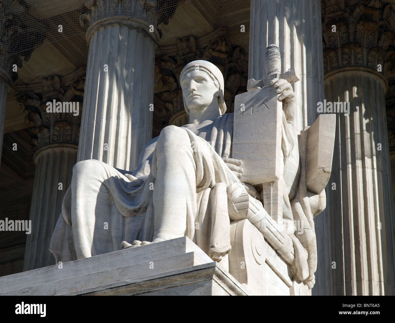 La Cour suprême des États-Unis historique Building Statue, intitulé "Autorité de droit'. Banque D'Images