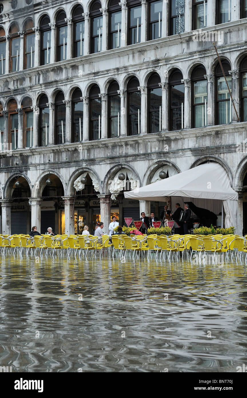 Venise. L'Italie. L'orchestre joue à marée montante sur la Place St Marc / Piazza San Marco. Banque D'Images