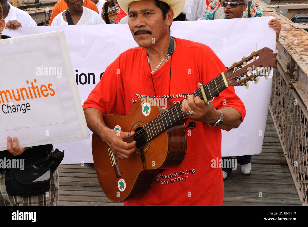 Le "Nous sommes tous Arizona' mars s'est tenue à New York le 29 juillet, Brooklyn-Manhattan, pour protester contre le SB 1070 Loi de l'Arizona. Banque D'Images