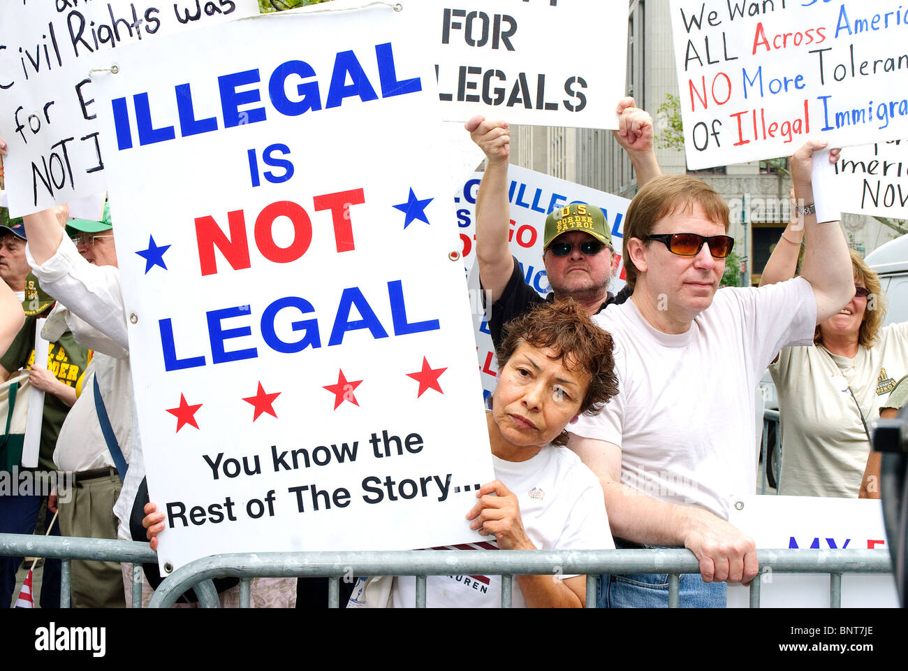 Le "Nous sommes tous Arizona' mars à New York le 29 juillet, Brooklyn-Manhattan, pour protester contre le droit de l'Arizona SB 1070 -- voir la description. Banque D'Images