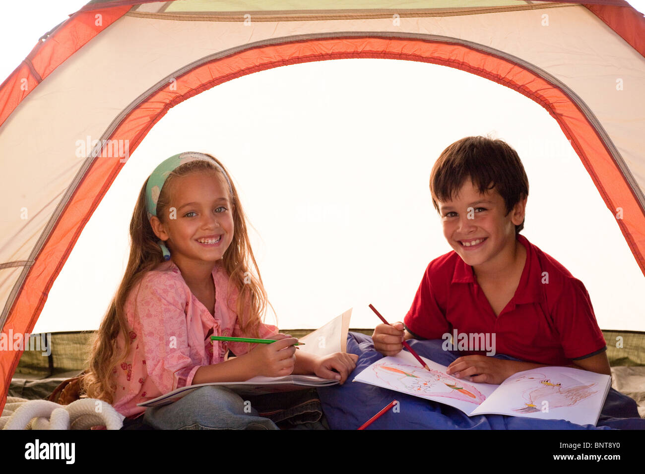 Les enfants dessin dans une tente Banque D'Images