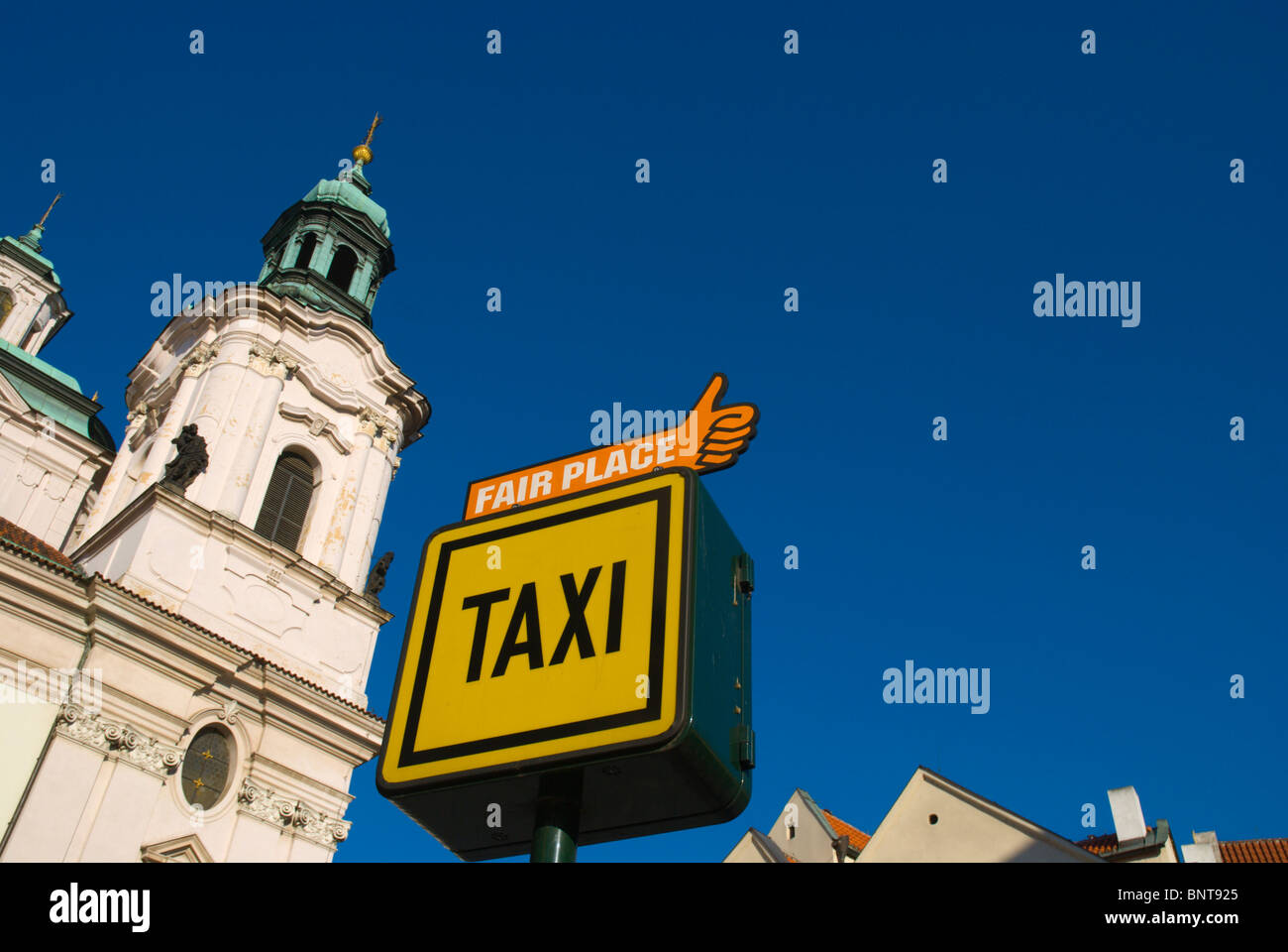 Endroit juste taxe station située devant l'église à Namesti Sv Mikulas Franzy Kafky old town Prague République Tchèque Europe Banque D'Images