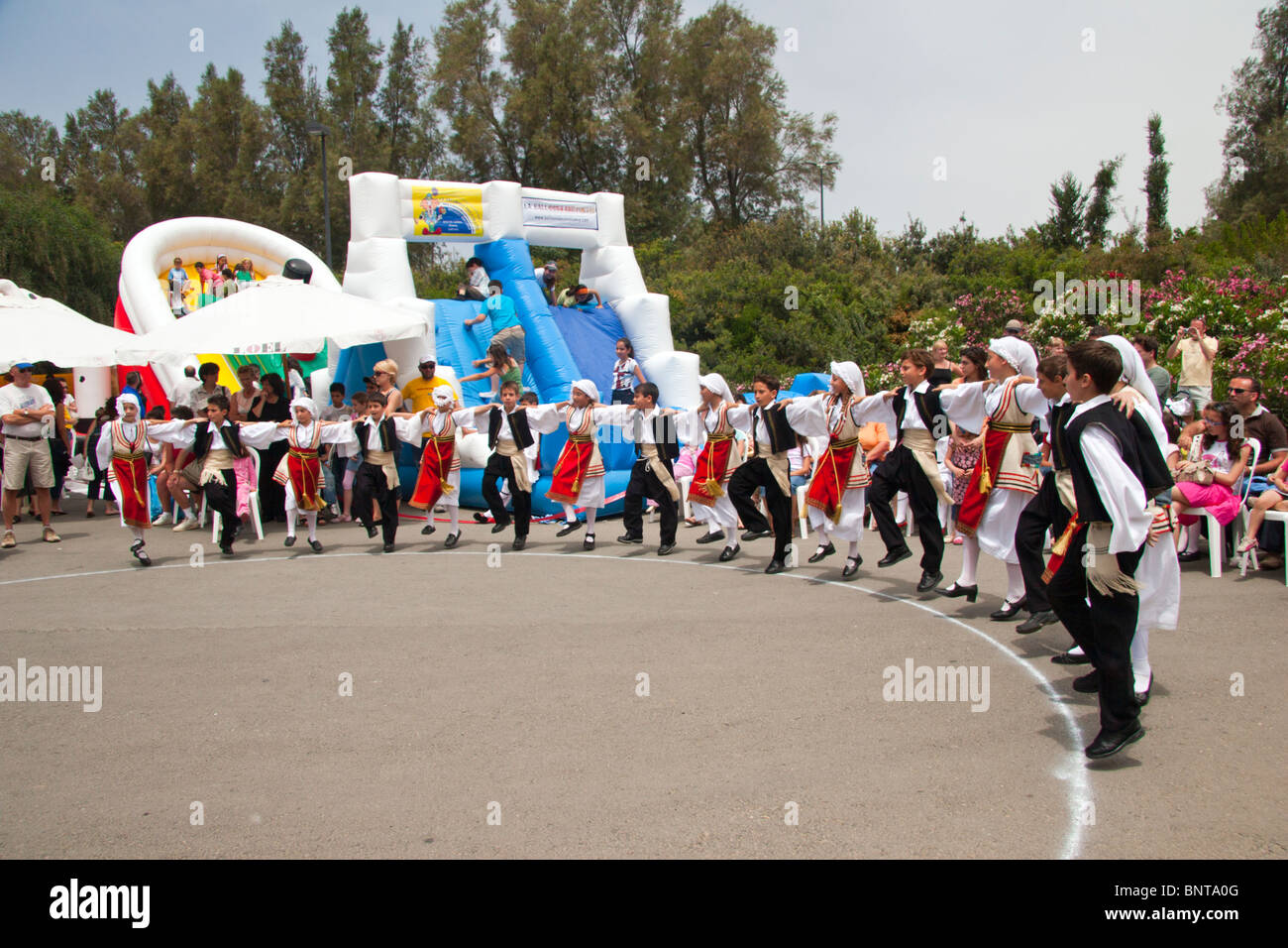 Groupe de danse traditionnelle pour les enfants grecs dans le pathos, de Chypre, de l'Île, robe trad Banque D'Images