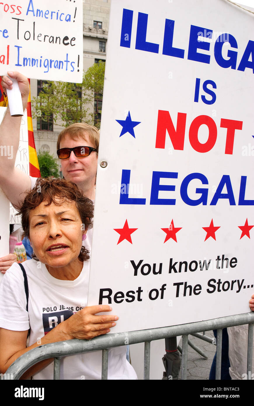 Le "Nous sommes tous Arizona' mars à New York le 29 juillet, Brooklyn-Manhattan, pour protester contre le droit de l'Arizona SB 1070 -- voir la description. Banque D'Images
