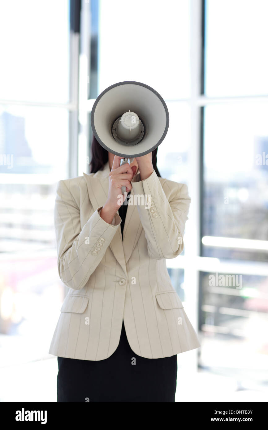 Businesswoman crier par mégaphone Banque D'Images