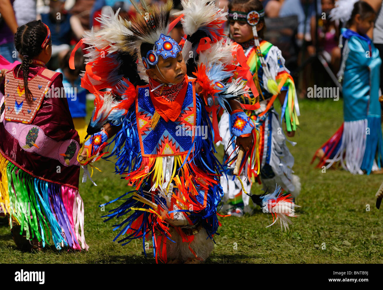 Jeune garçon native Indian Feather dancer in Tiny Tots compétition à réserve des Six nations de la rivière Grand (Ontario) pow wow Banque D'Images