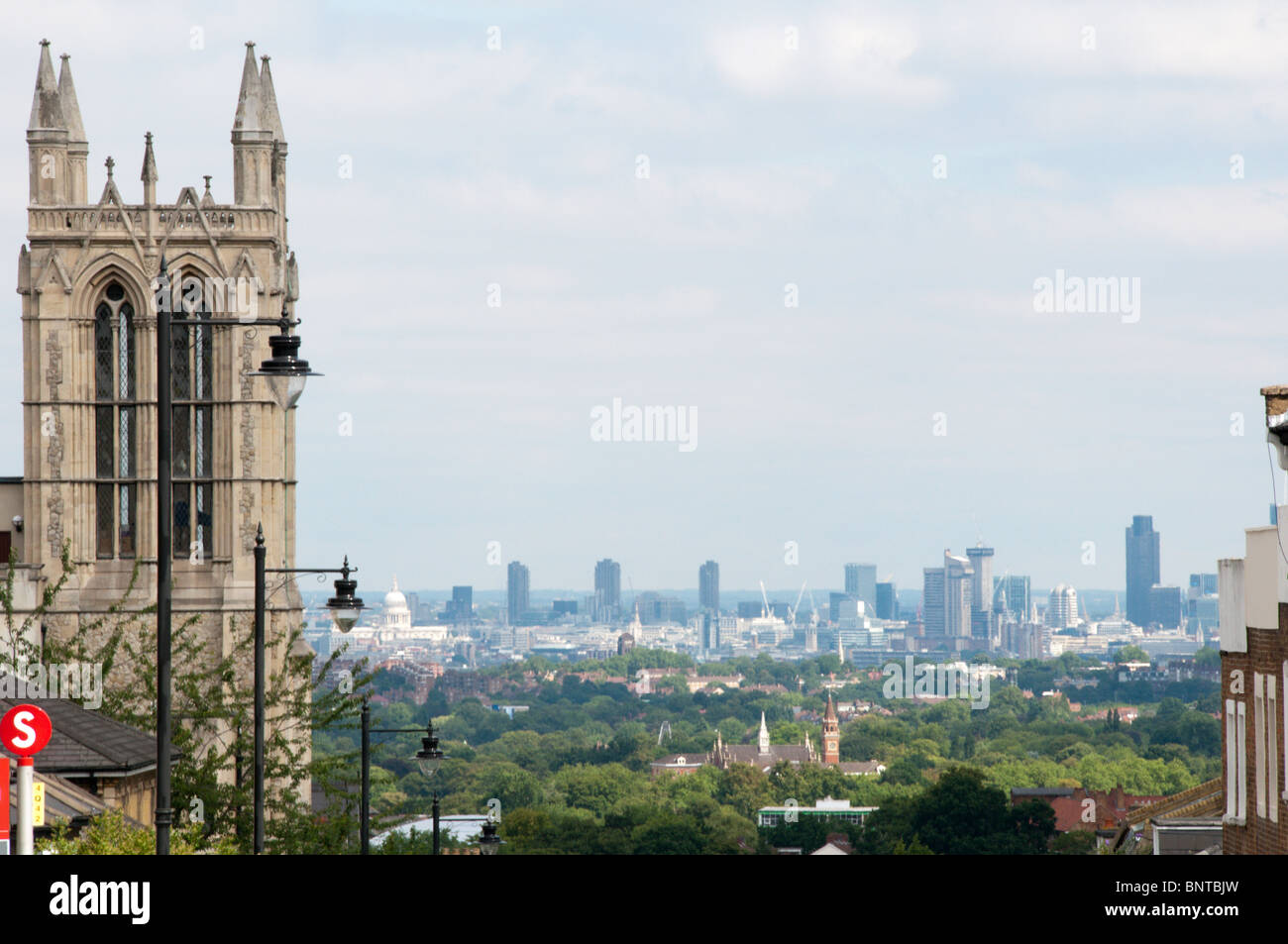 Vue depuis la colline, le Palais de Cristal de la ville de Londres et la Cathédrale St Paul à la distance Banque D'Images