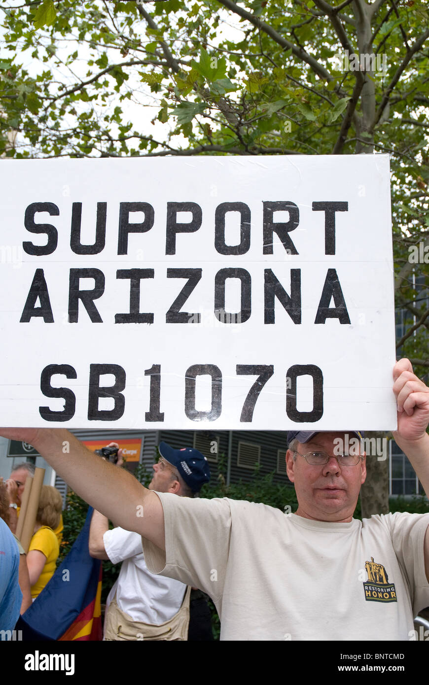 Le "Nous sommes tous Arizona' mars à New York le 29 juillet, Brooklyn-Manhattan, pour protester contre le droit de l'Arizona SB 1070 -- voir la description. Banque D'Images