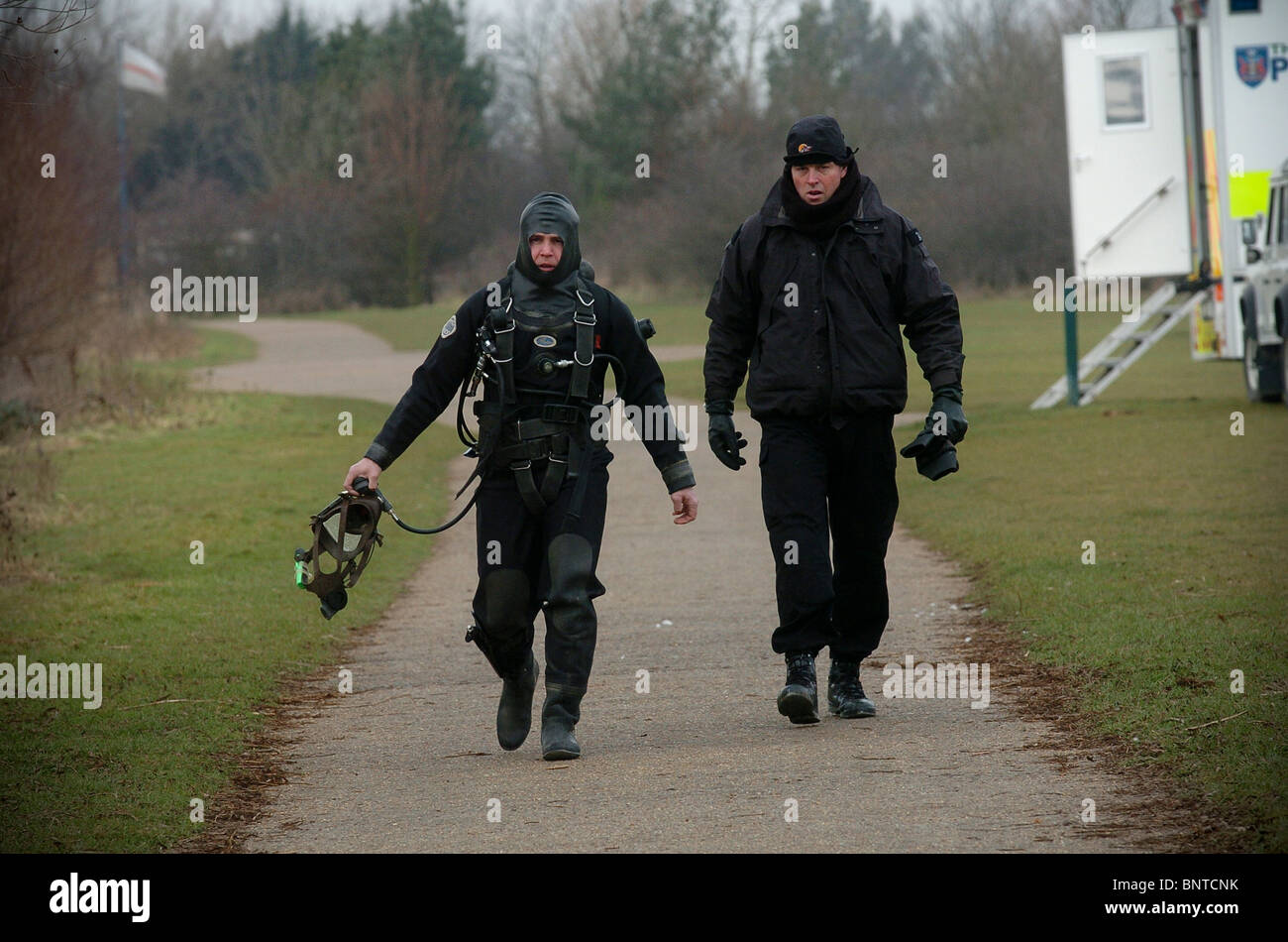 Un plongeur de la police se prépare à rechercher un lac UK Banque D'Images