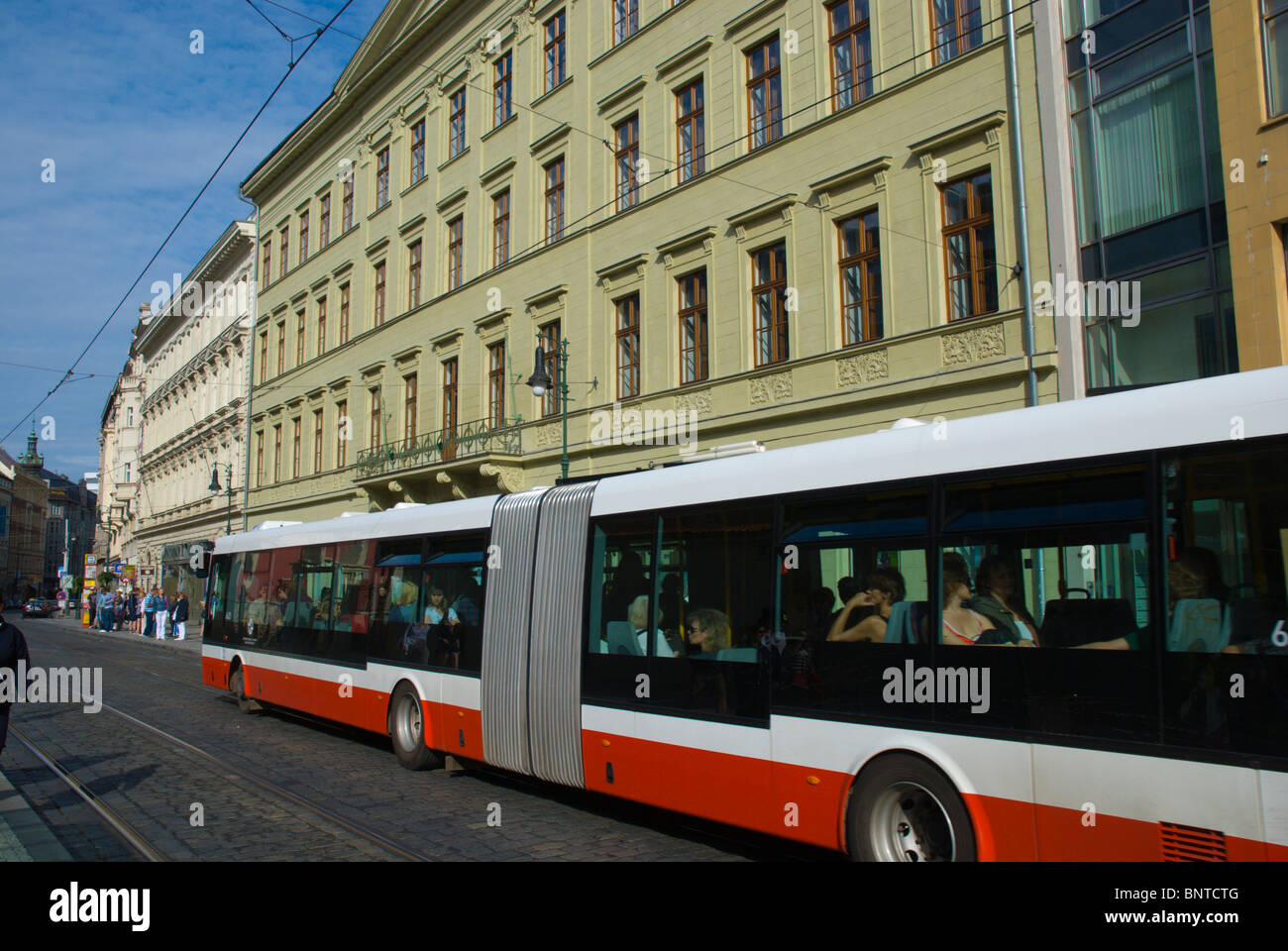 Bus à l'arrêt Namesti Republiky central Prague République Tchèque Europe Banque D'Images