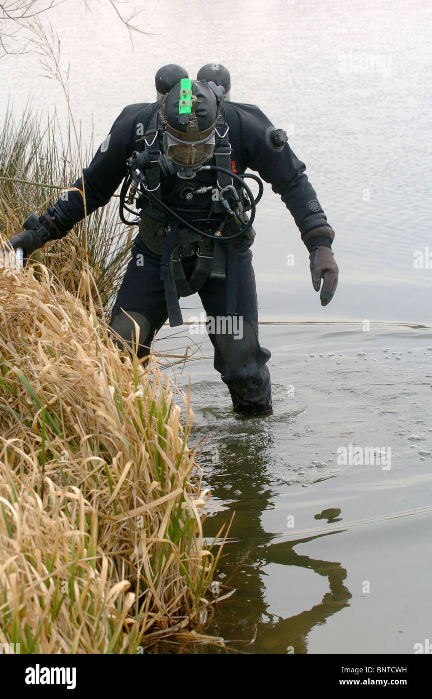 Un plongeur de la police se prépare à rechercher un lac UK Banque D'Images