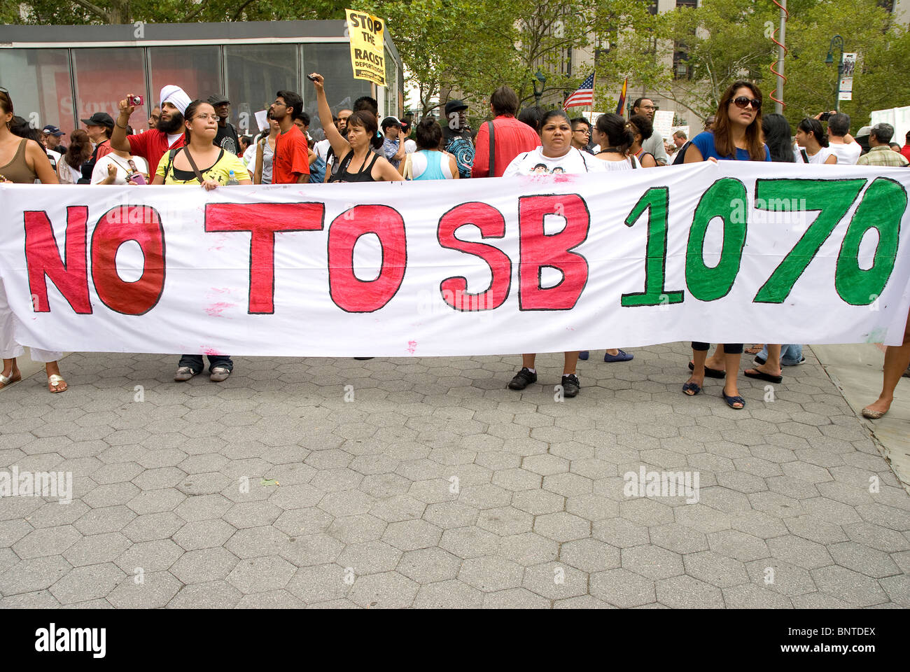 Le "Nous sommes tous Arizona' mars s'est tenue à New York le 29 juillet, Brooklyn-Manhattan, pour protester contre le SB 1070 Loi de l'Arizona. Banque D'Images