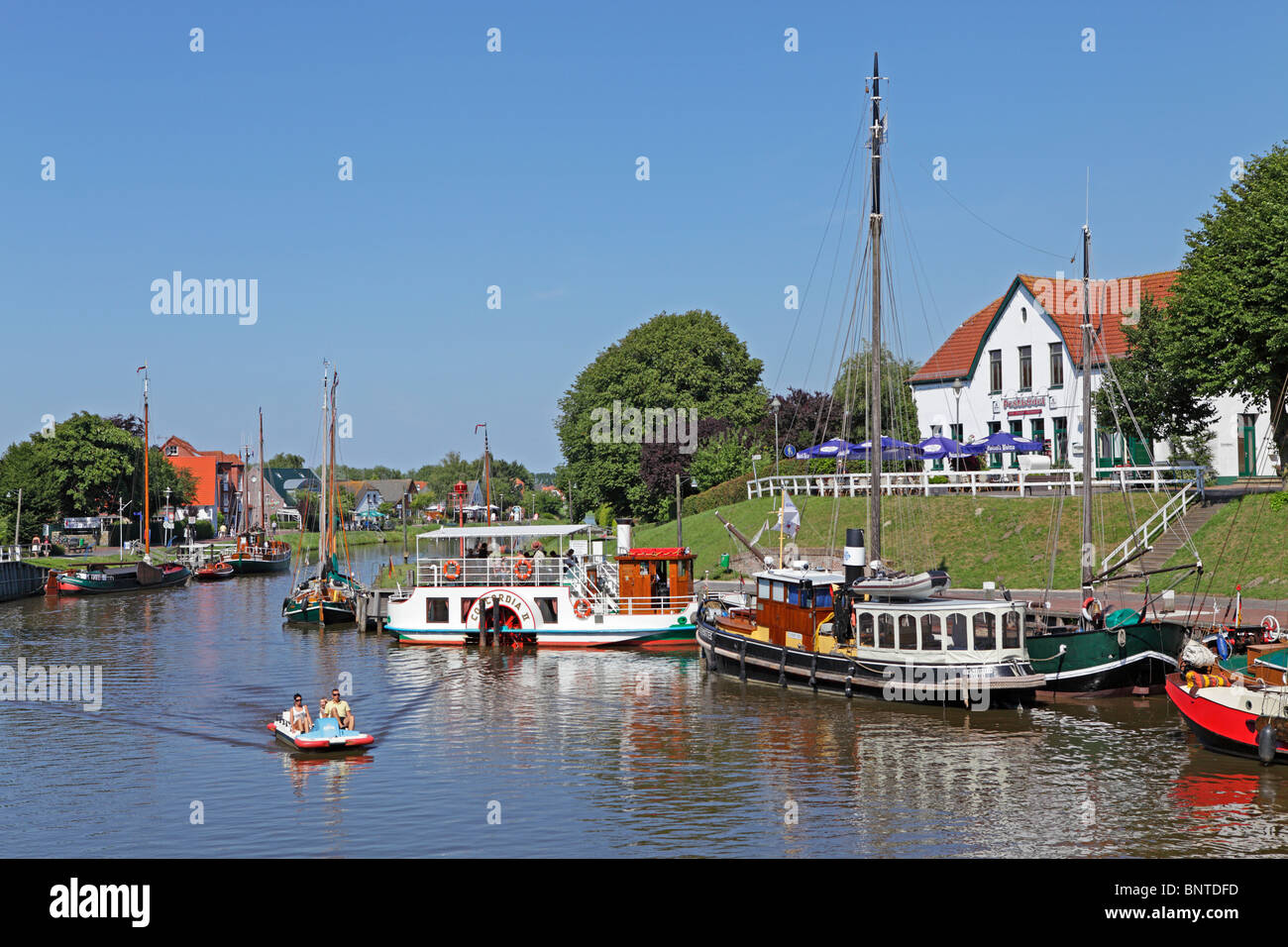 Le port-musée de Berlin, en Frise orientale, Basse-Saxe, Allemagne Banque D'Images