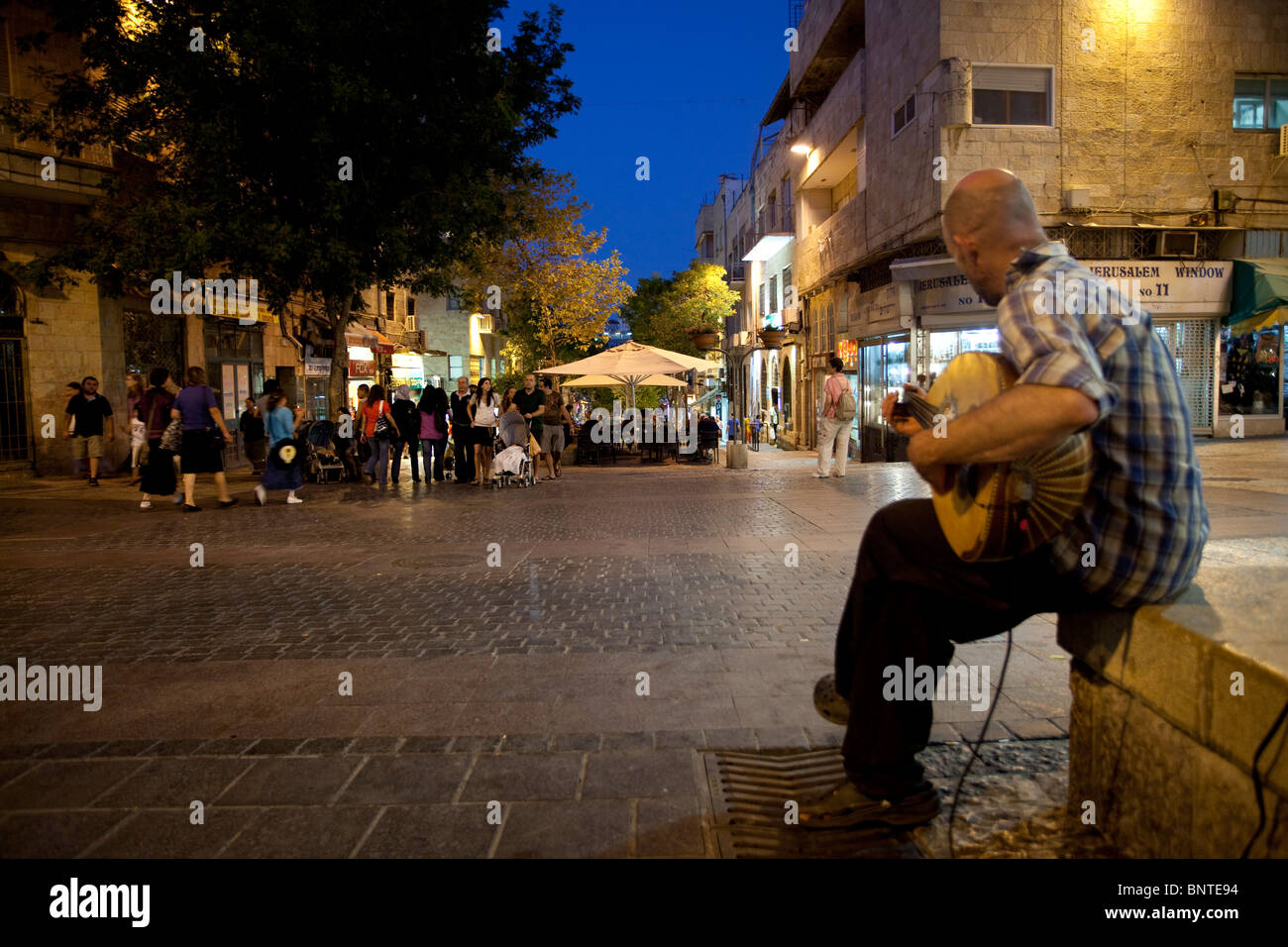 Scène nocturne dans la rue piétonne Ben Yehuda, Jérusalem Ouest, Israël Banque D'Images