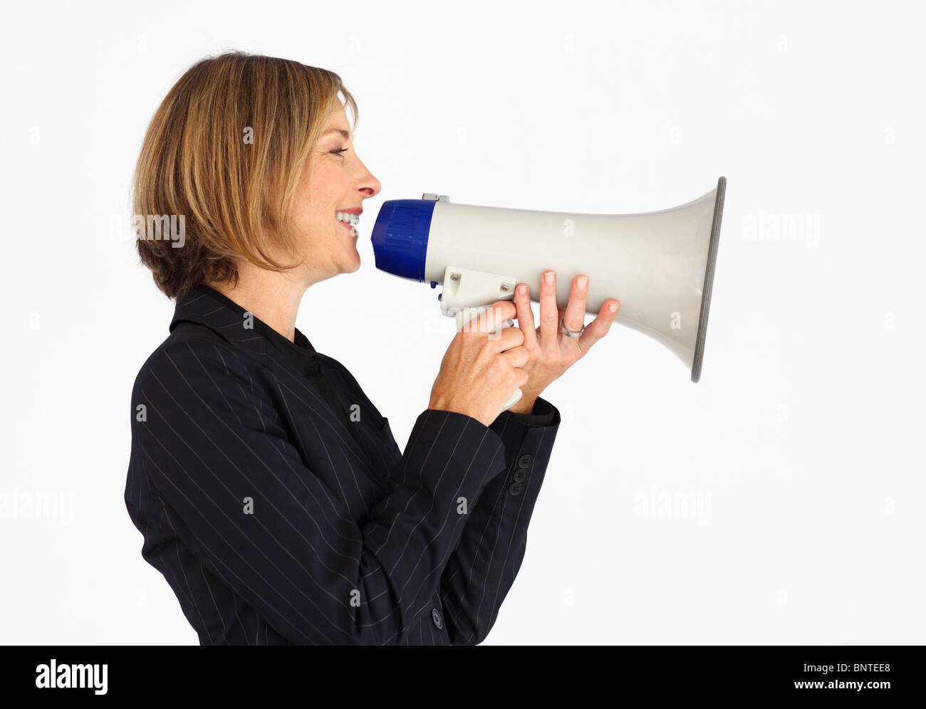 Profil d'un smiling businesswoman with a megaphone Banque D'Images