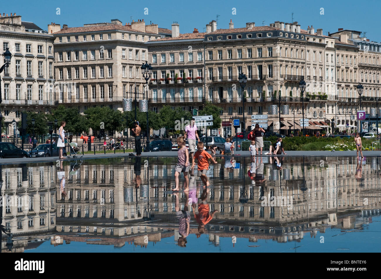 Le miroir de l'eau en face de la place de la Bourse, Bordeaux, France Banque D'Images