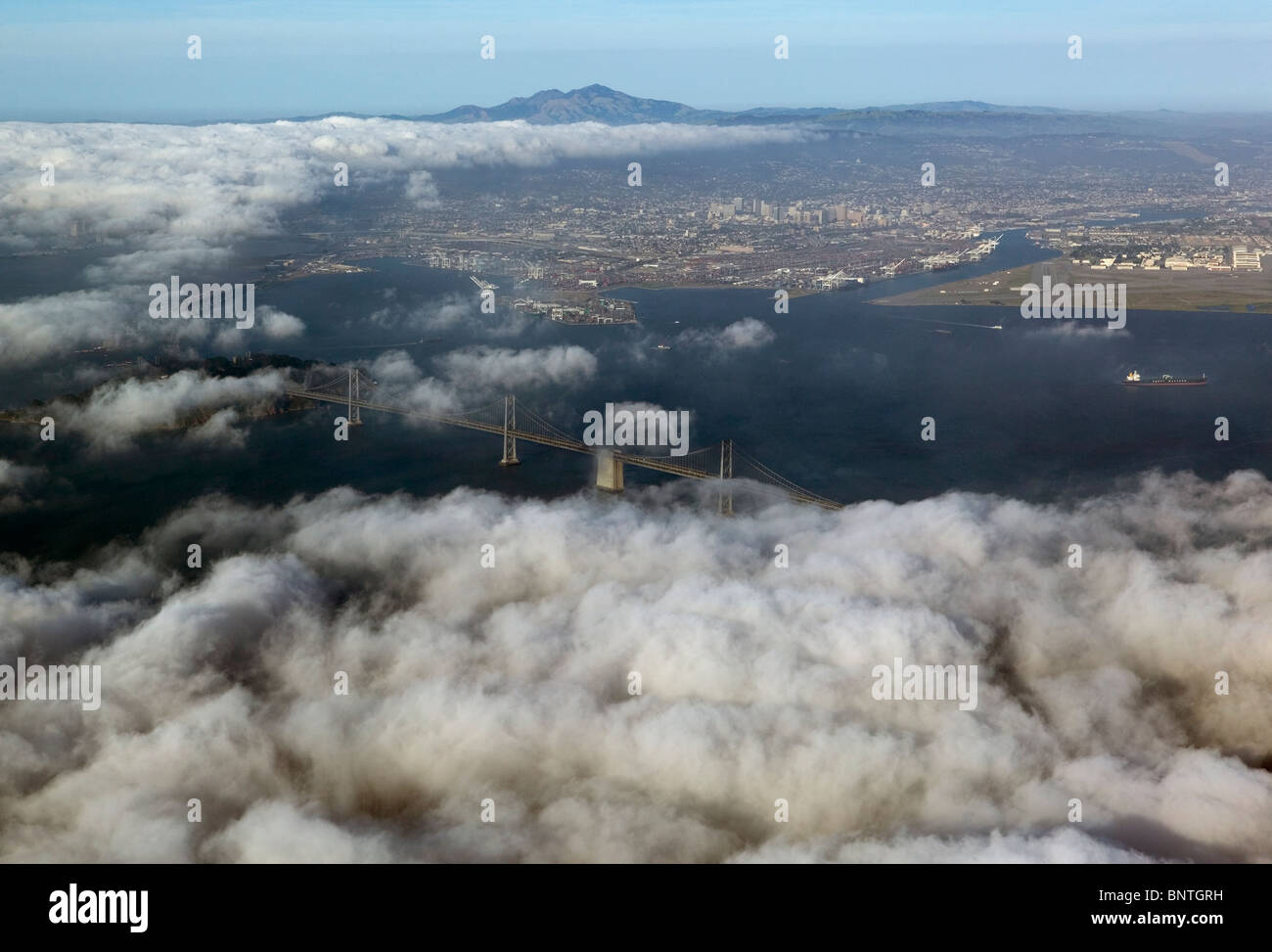 Vue aérienne au-dessus du brouillard Oakland Bay Bridge de San Francisco vers le Mont Diablo Californie Banque D'Images