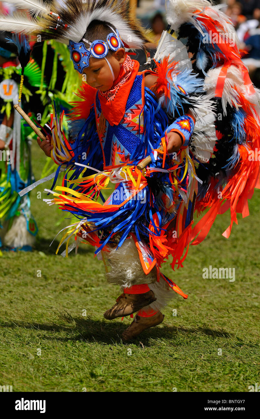 Les jeunes Indiens autochtones plaqués Dancer in Tiny Tots concours à un Grand River Ontario Canada Pow Wow à réserve des Six Nations Banque D'Images