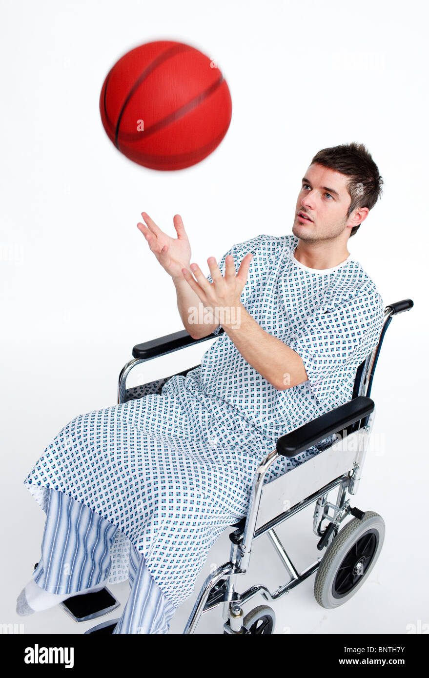 Patient in wheelchair jouant avec un ballon Banque D'Images