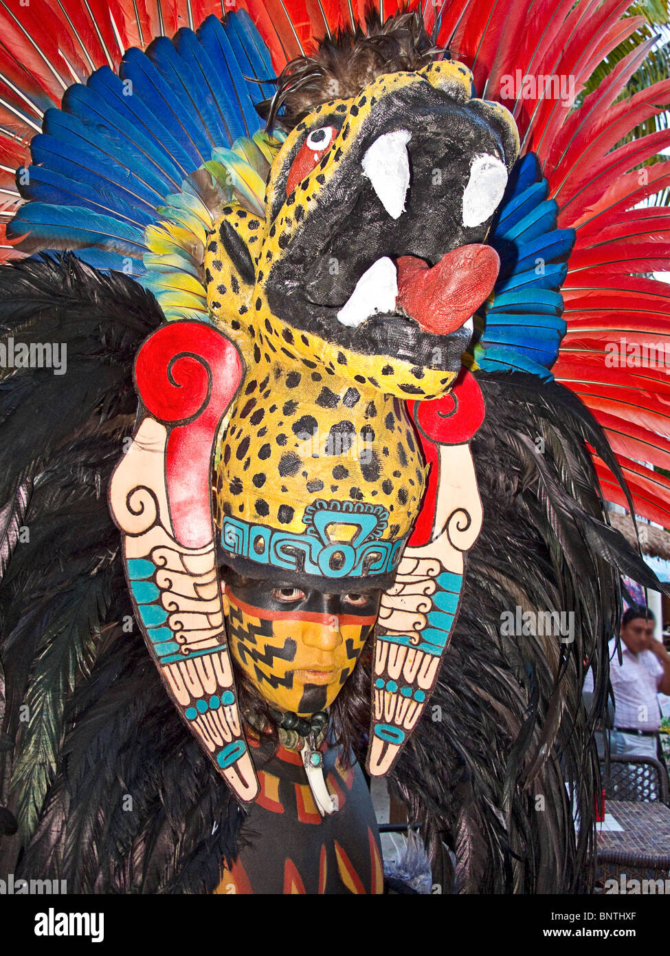 L'homme se pose en costume de cérémonie en maya touristiques sur bande le long de la Cinquième Avenue prominade, Playa del Carmen, Riviera Maya Banque D'Images