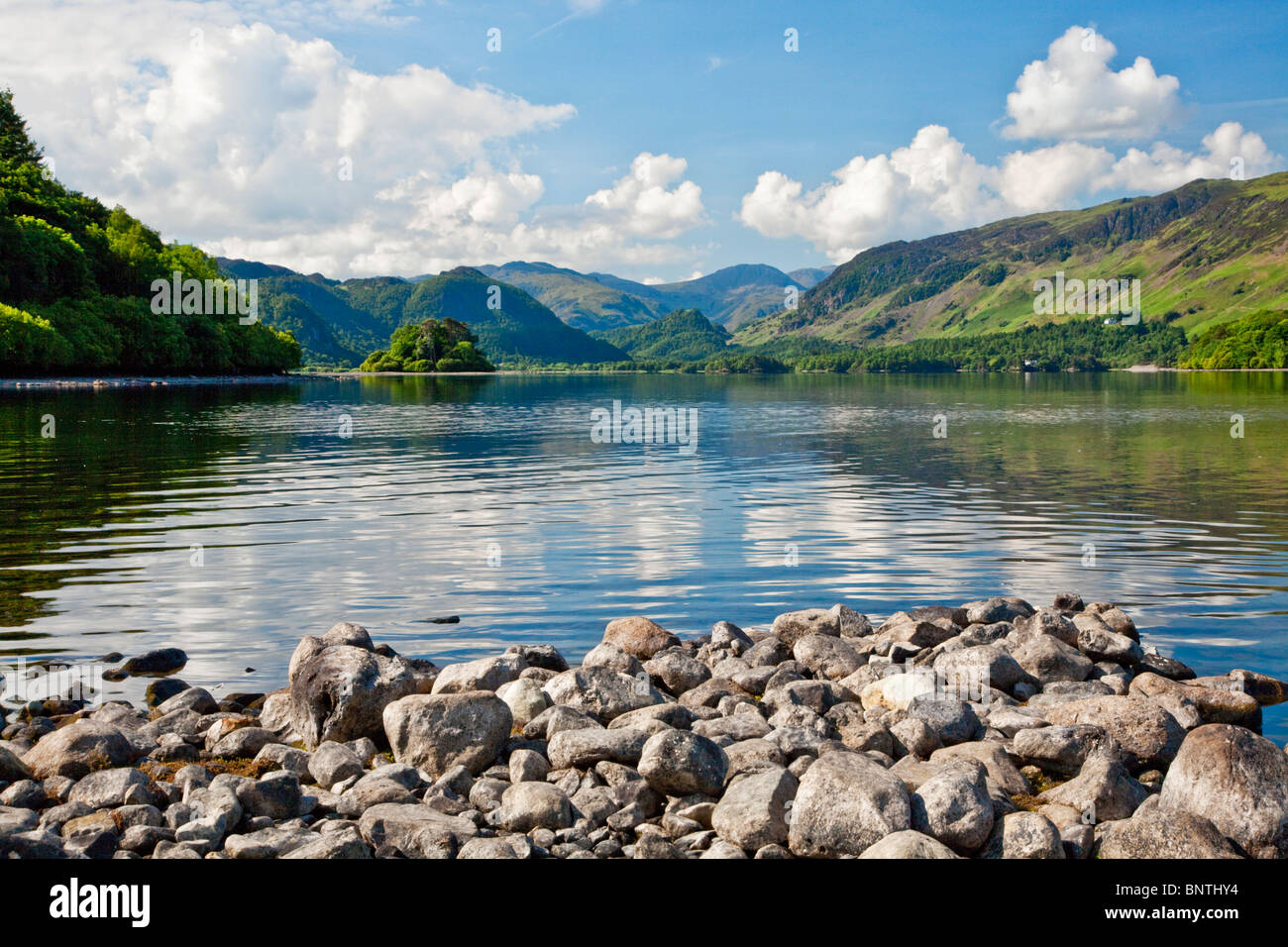 La vue sur l'eau de Derwent Frère's Crag dans le Parc National du Lake District, Cumbria, England, UK Banque D'Images