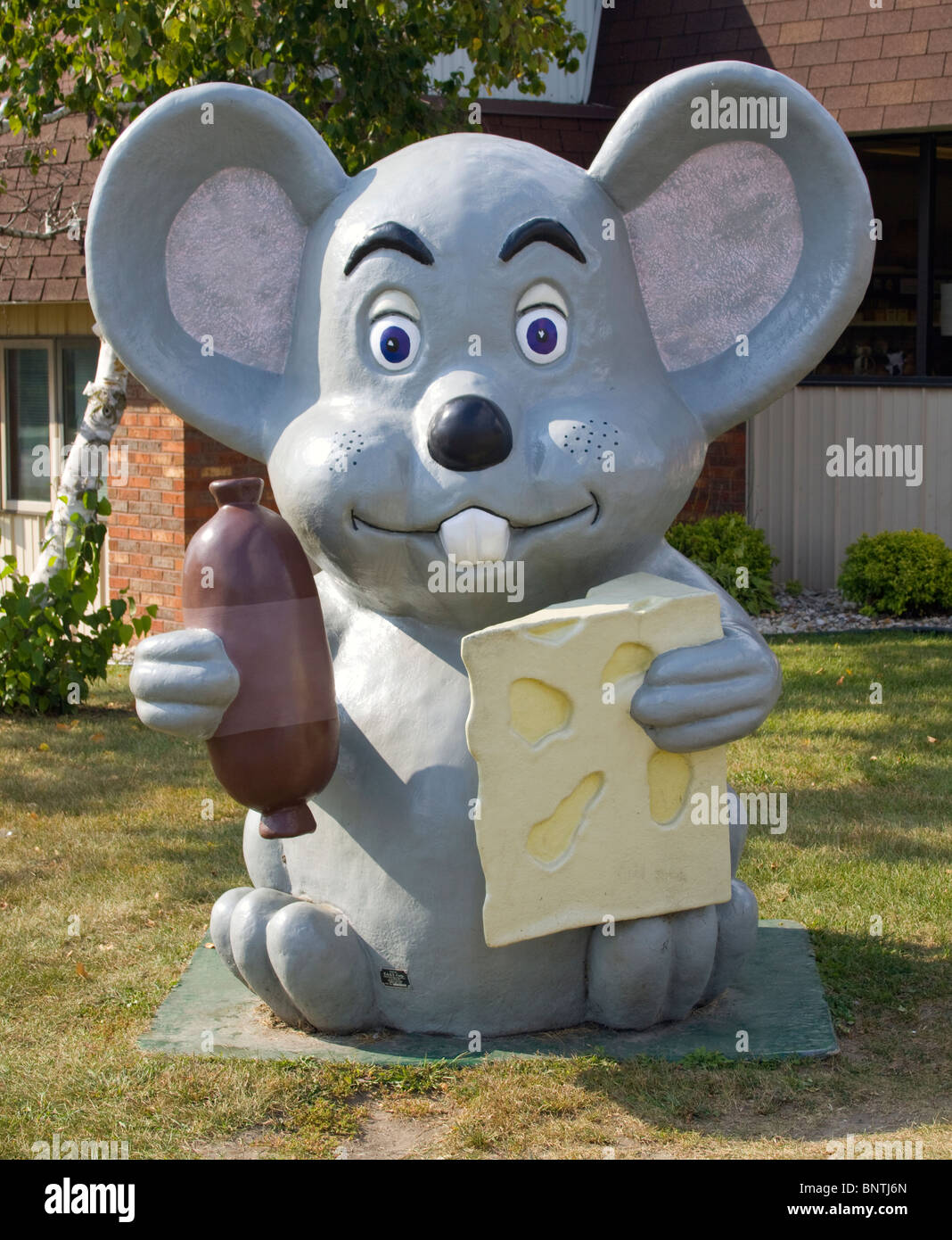 Sculpture de souris à fromage à Arena, Wisconsin, une attraction fantaisiste en bord de route célébrant la culture laitière de l'État et le charme ludique d'une petite ville. Banque D'Images