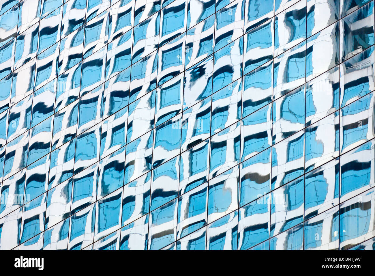 Bâtiment d'entreprise réflexions urbaines dans windows, Kuala Lumpur, Malaisie Banque D'Images