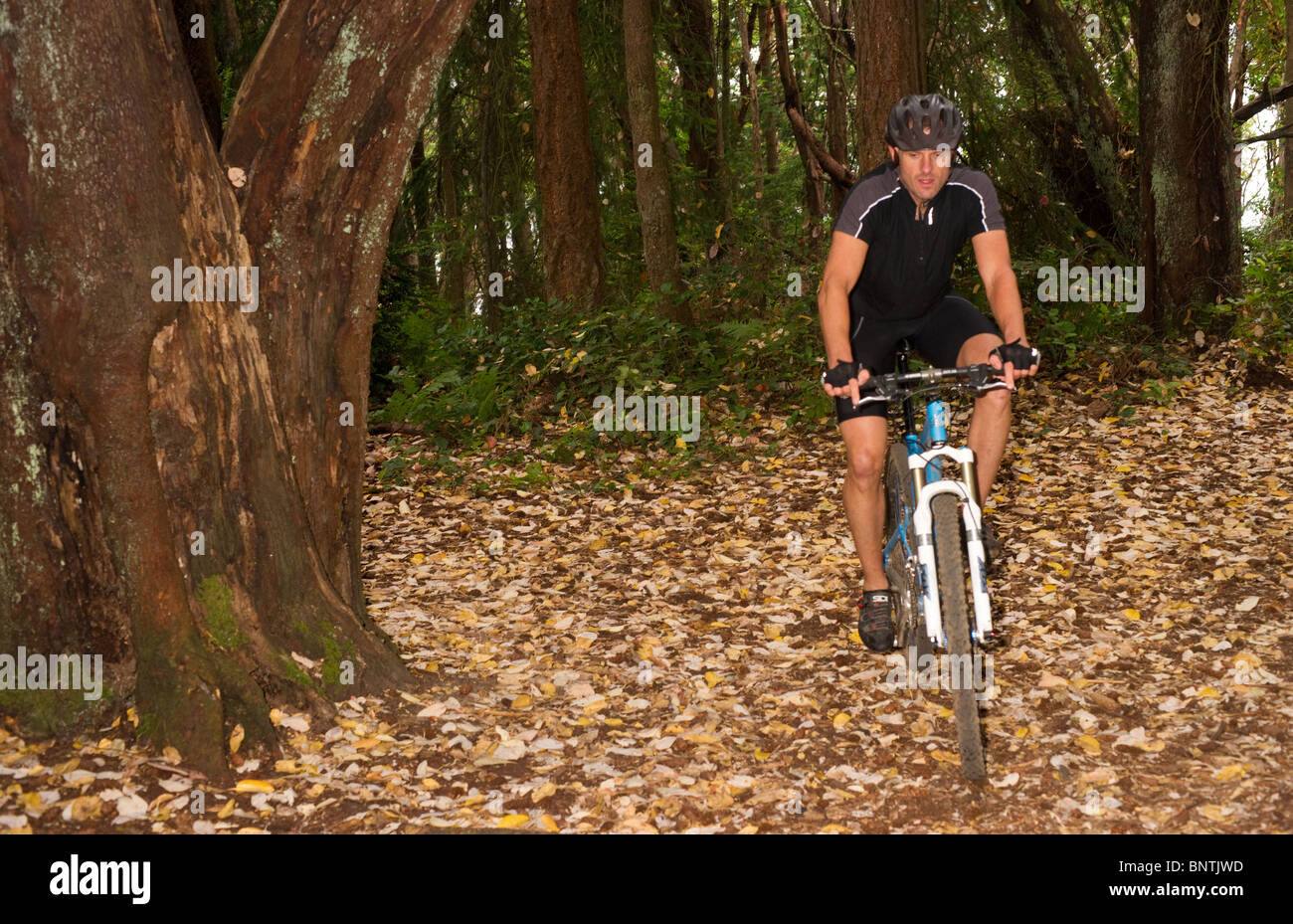 Bike rider mâle avec son vélo à l'extérieur Banque D'Images