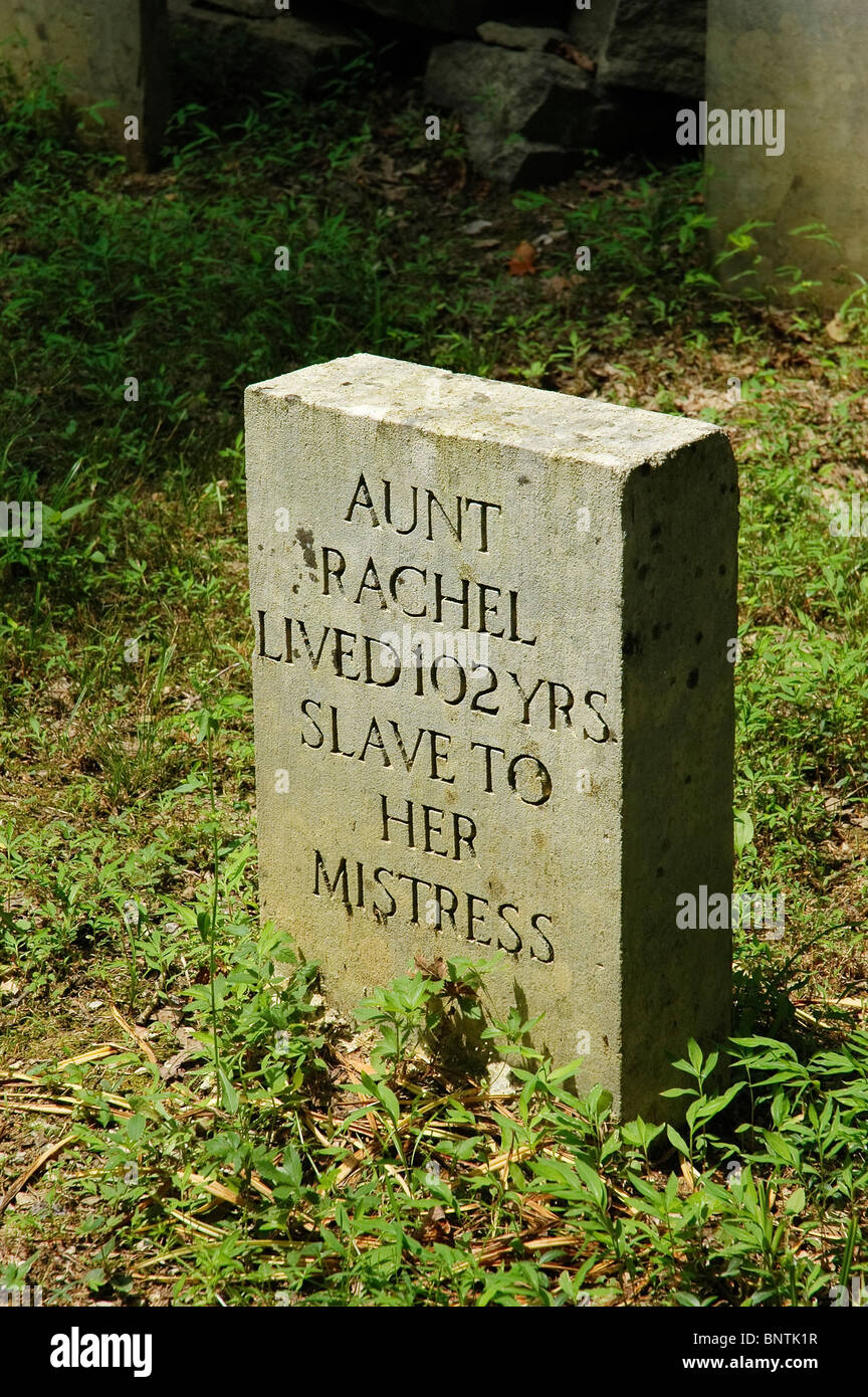 Enterré au pied de l