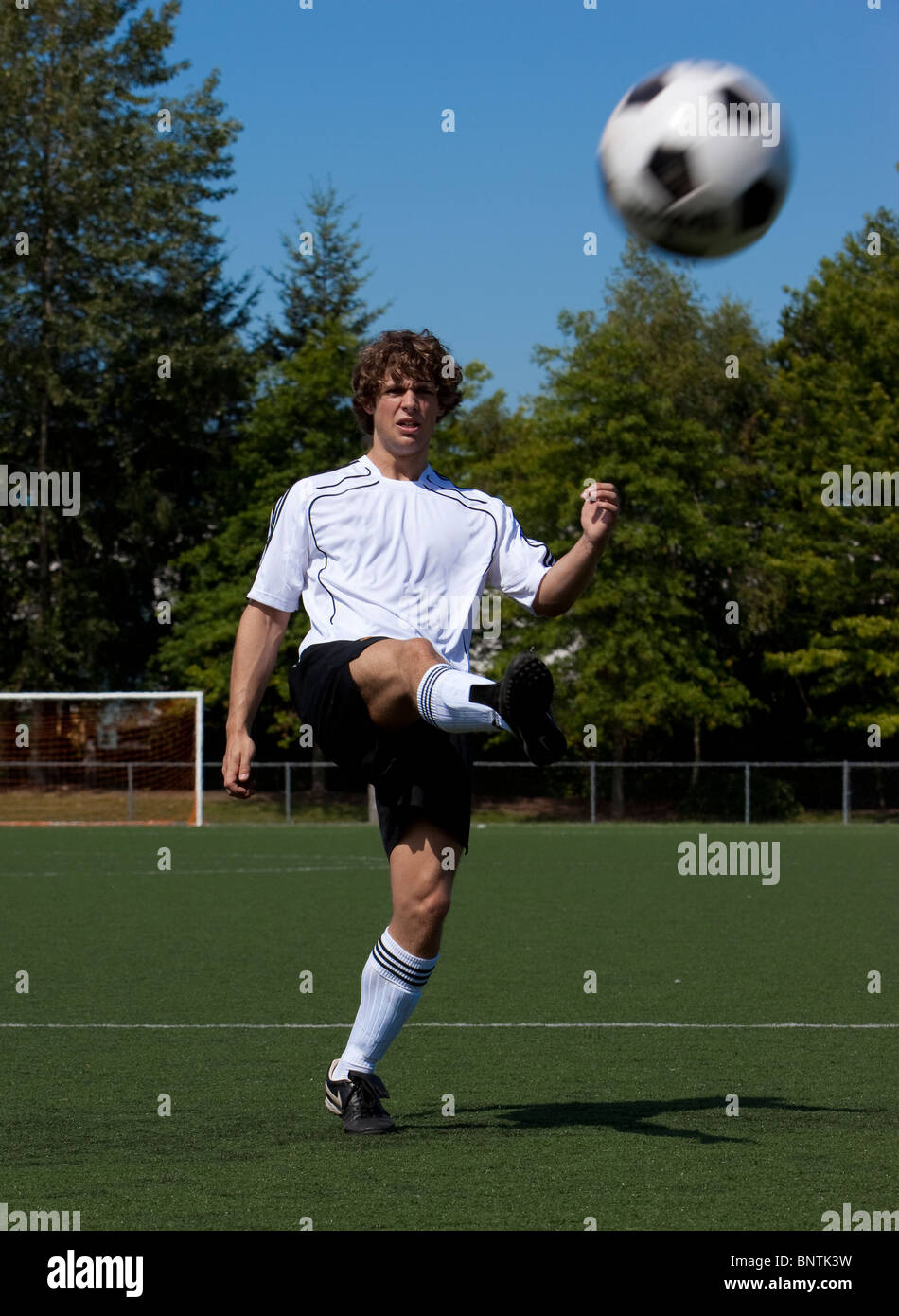 Sports soccer ball kicking action Banque D'Images