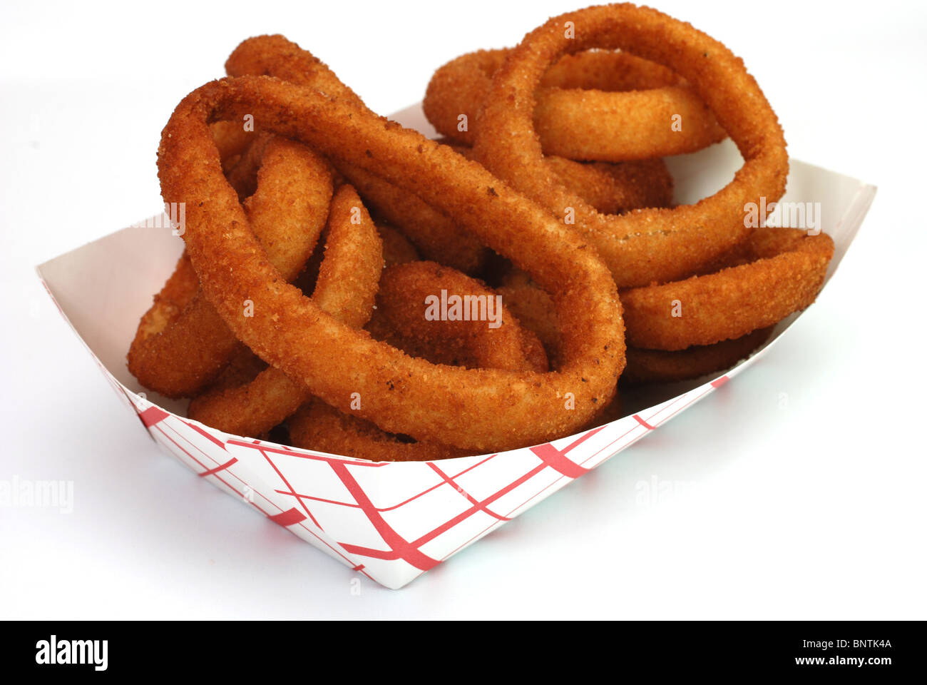 Oignon frit dans panier isolé sur fond blanc. Banque D'Images