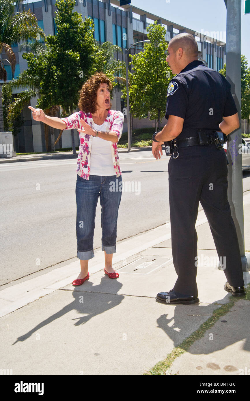 Une femme affirme avec un portrait policier après avoir été arrêté pour une infraction aux règlements de la circulation à Santa Ana, CA. Banque D'Images