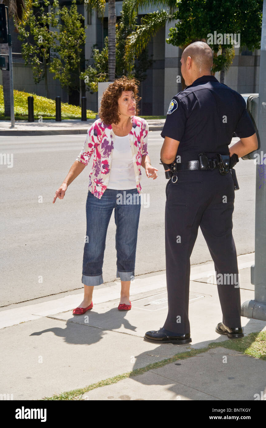 Une femme affirme avec un portrait policier après avoir été arrêté pour une infraction aux règlements de la circulation à Santa Ana, CA. Banque D'Images