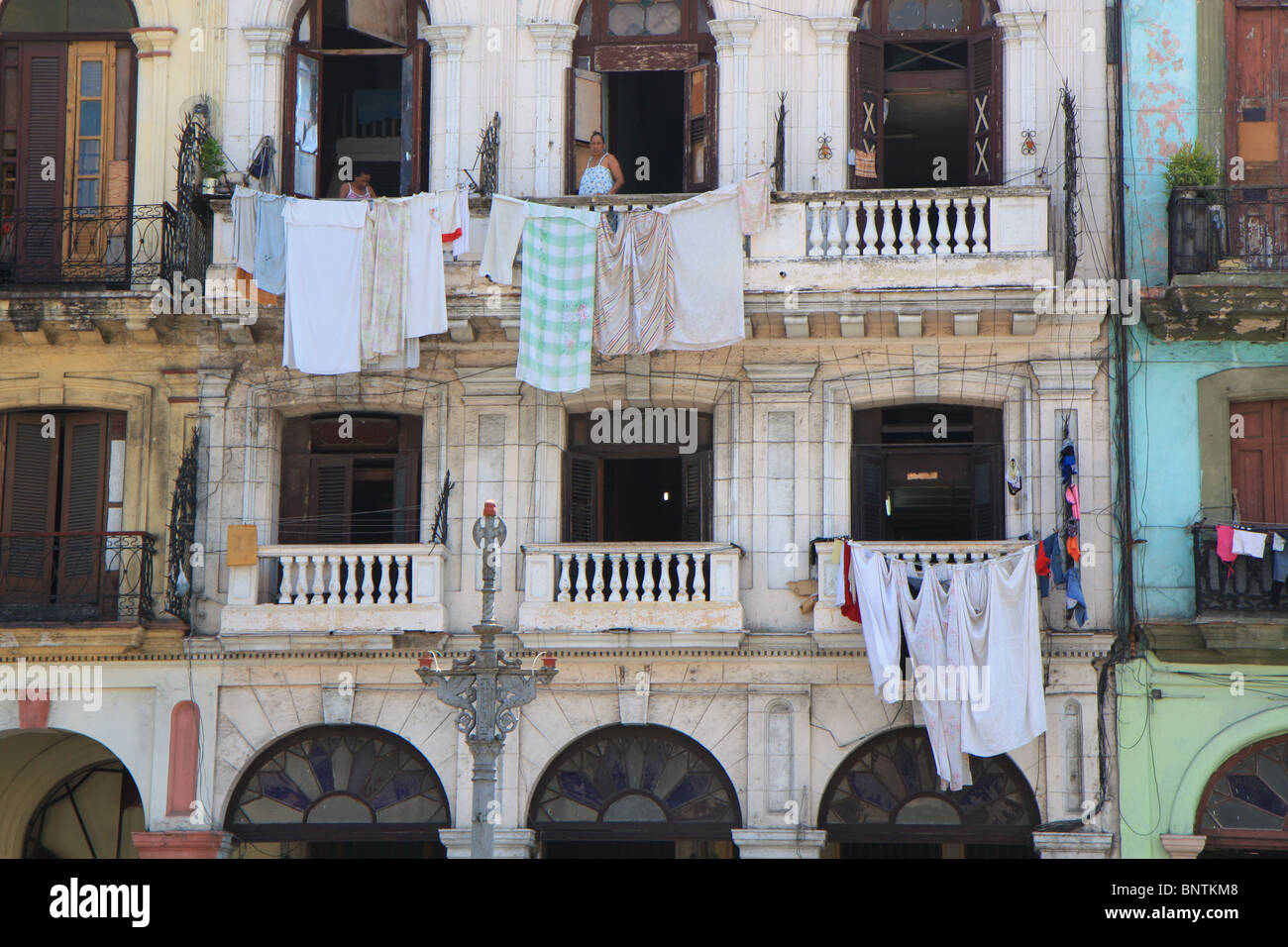 Gros plan sur maison de style colonial avec des vêtements suspendus dans la Havane, Cuba Banque D'Images