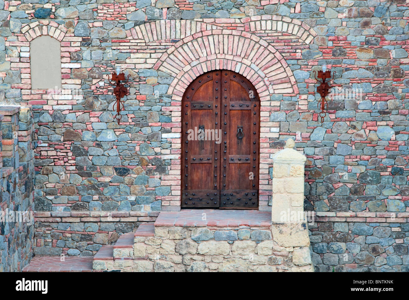 Devant la porte du château. Castello di Amerorosa. Napa Valley, Californie. Parution de la propriété Banque D'Images