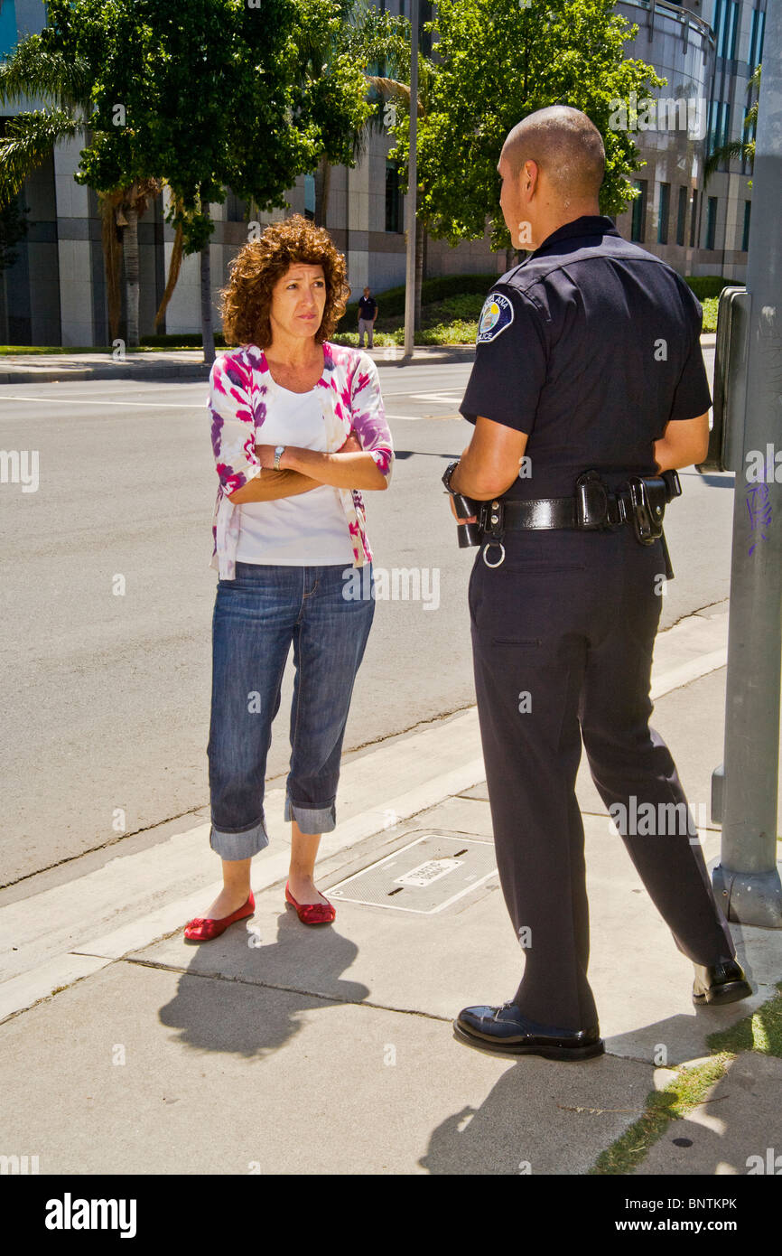 Une femme affirme avec un portrait policier après avoir été arrêté pour une infraction aux règlements de la circulation à Santa Ana, CA. Banque D'Images