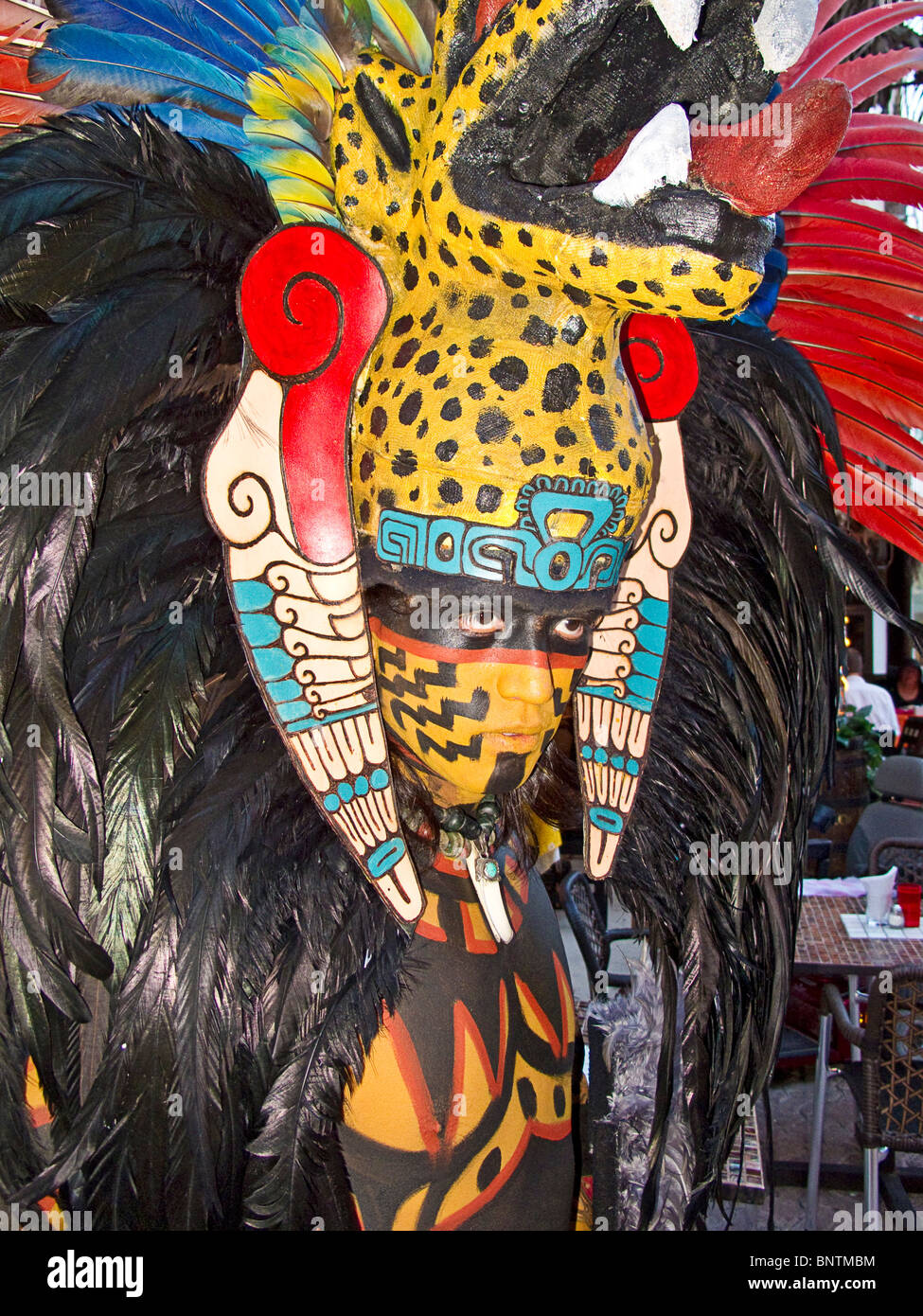 L'homme se pose en costume de cérémonie en maya touristiques sur bande le long de la Cinquième Avenue prominade, Playa del Carmen, Riviera Maya Banque D'Images