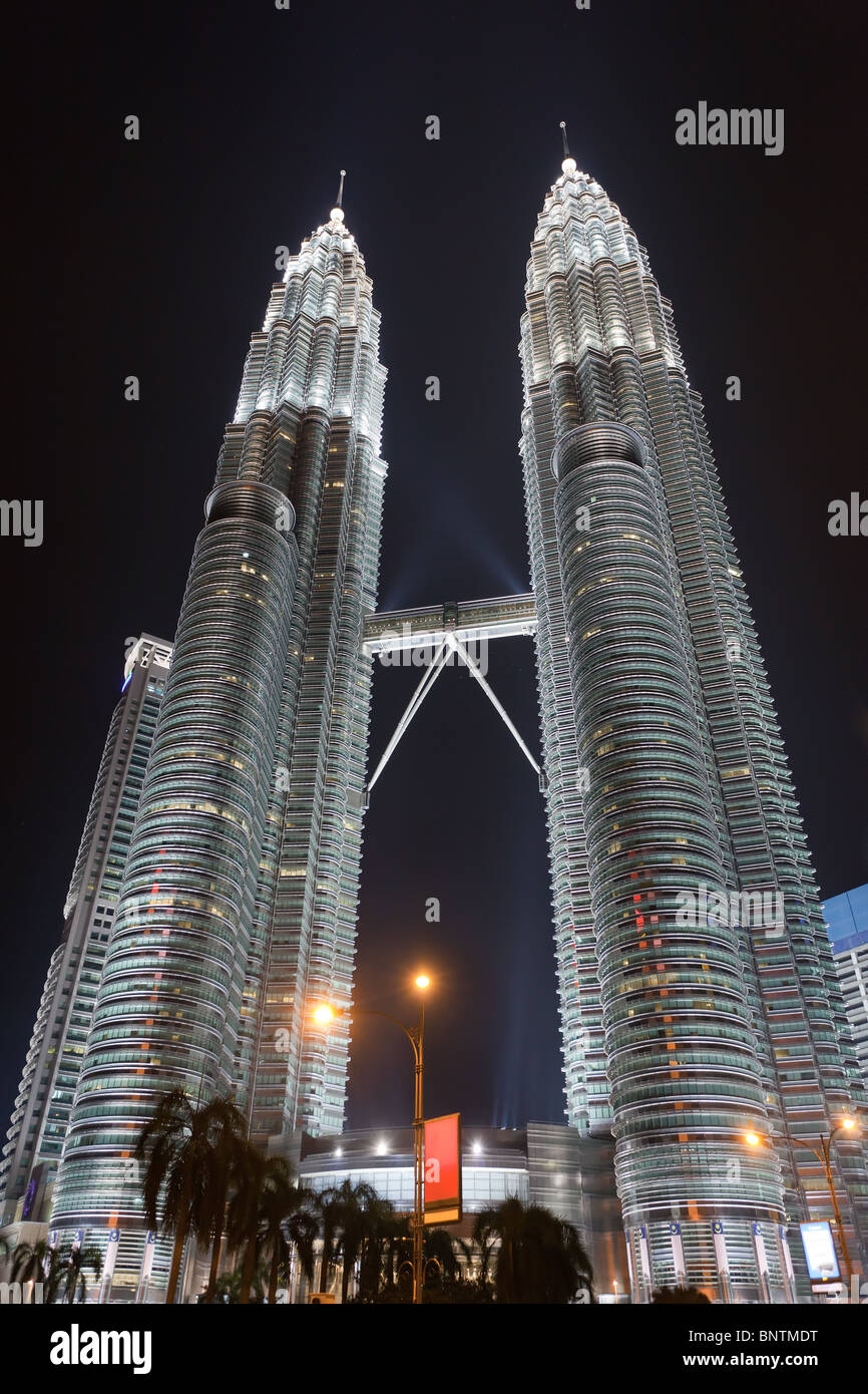 Les Tours Petronas allumé, Kuala Lumpur, Malaisie Banque D'Images