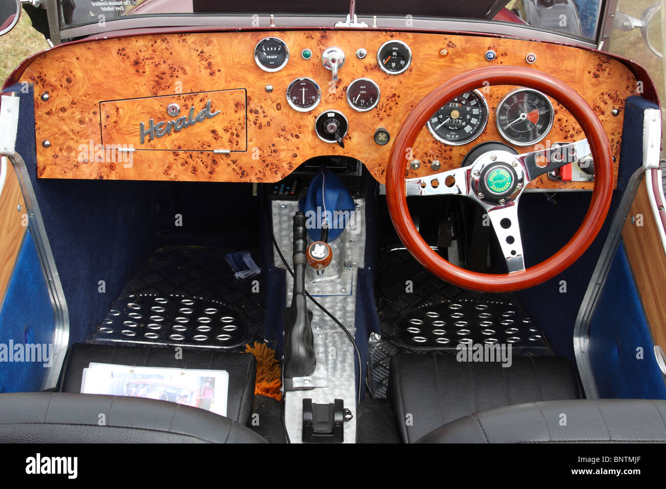 Une voiture classique de la planche de bord et l'intérieur. Banque D'Images
