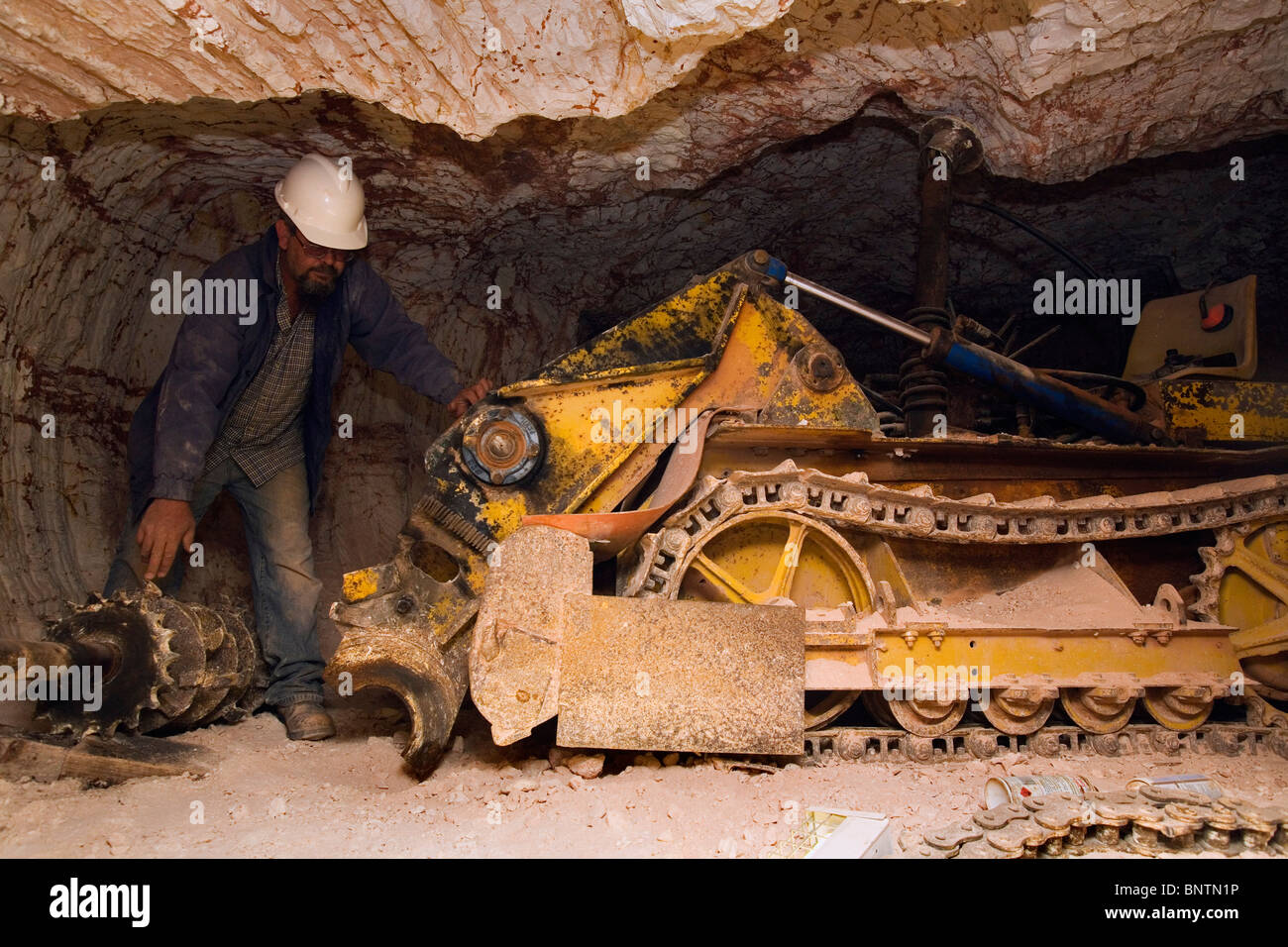 Tunnelier dans une mine d'opale. Coober Pedy, South Australia, Australie. Banque D'Images