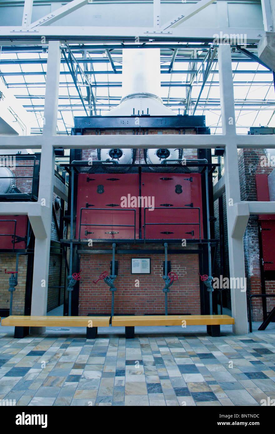 La chaudière de l'historique Cannery Hovden dont l'édifice est devenu le Monterey Bay Banque D'Images