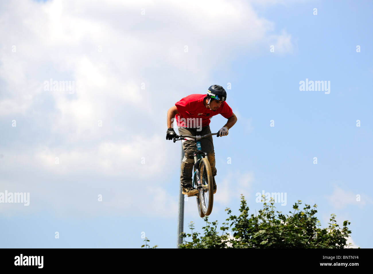 Un candidat non identifiés participe à un concours de BMX/VTT. Banque D'Images