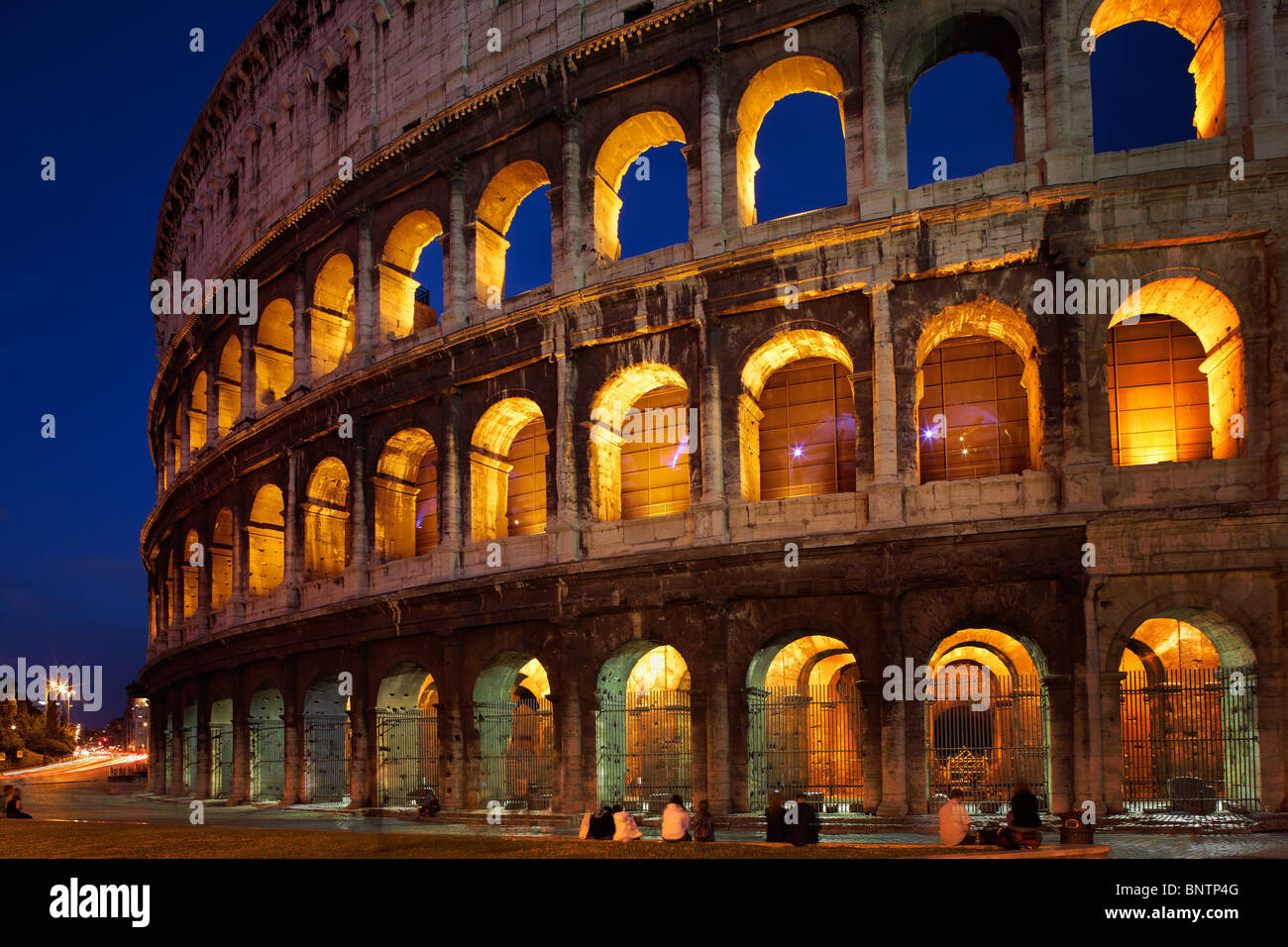 Le Colisée, ou Colisée romain, à Rome, l'Italie est éclairé la nuit Banque D'Images