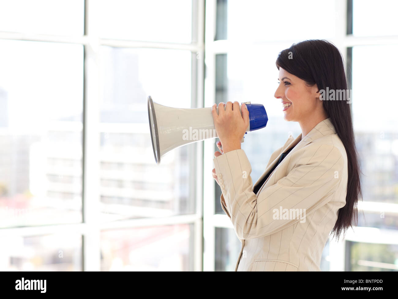 Businesswoman crier par mégaphone Banque D'Images