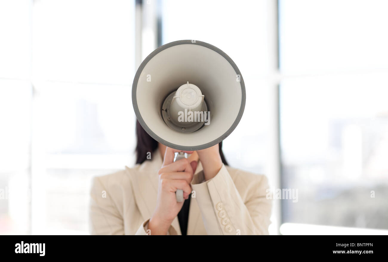 Portrait d'une femme criant par mégaphone Banque D'Images